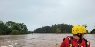 Equipes de Santa Catarina ajudam no resgate de pessoas no Rio Grande Sul