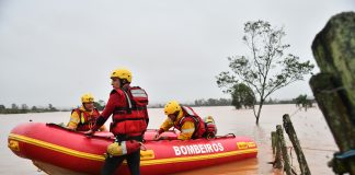 Bombeiros catarinenses resgatam mais de 300 pessoas e 30 animais no RS
