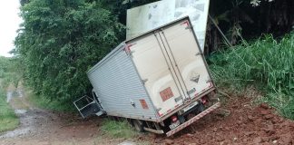 Caminhão sai da pista em Seara