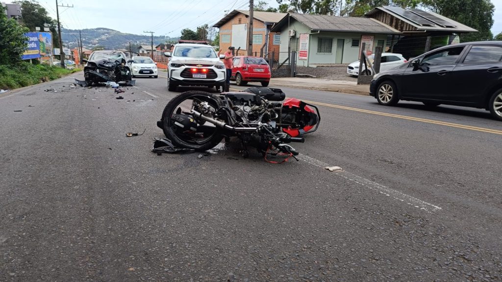 Colisão frontal entre carro e moto é registrada em Concórdia