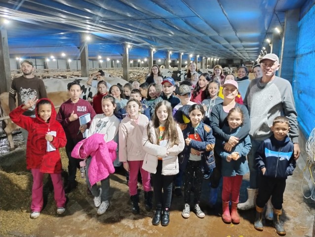 Alunos de Nova Teutônia conhecem propriedade referência na Ordenha Robotizada