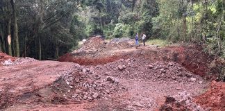 Seguem os reparos em tubulação na SC-283 em Seara