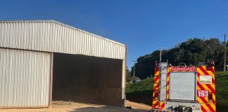Incêndio atinge máquina de pallets no Distrito de Caraíba