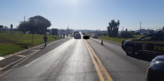 Mulher morre ao ser atropelada por caminhão na BR-153