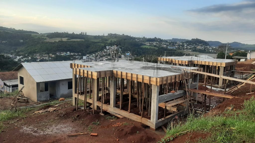 Segue a construção das casas no loteamento Morada dos Sonhos