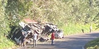 Carreta tomba ao sair da pista entre Ipumirim e Lindóia do Sul