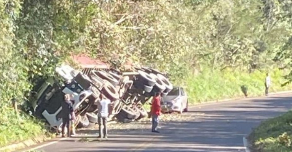 Carreta tomba ao sair da pista entre Ipumirim e Lindóia do Sul