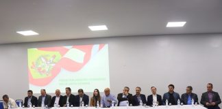 Amauc entrega pedidos durante reunião do Fórum Parlamentar Catarinense