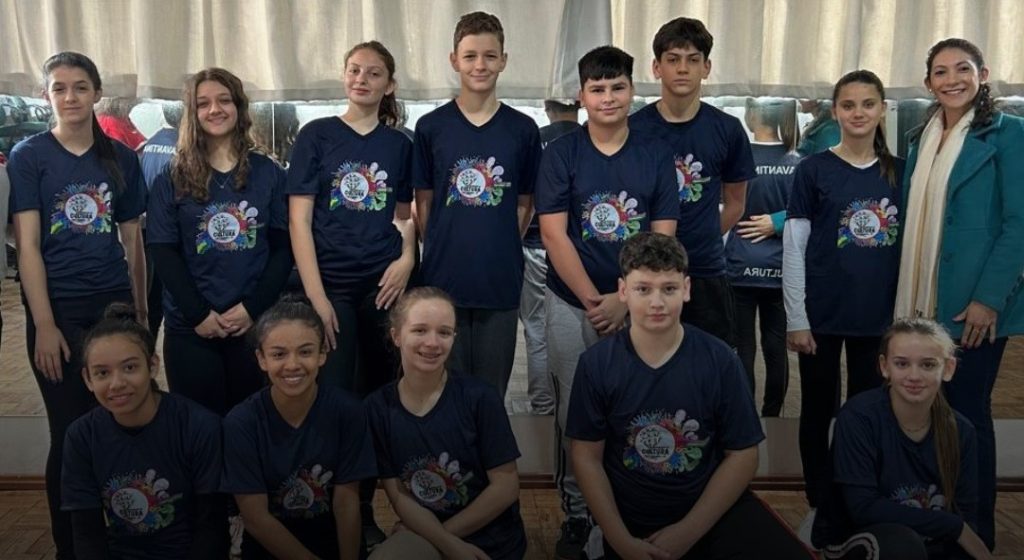 Alunos das oficinas culturais de Xavantina recebem novas camisetas