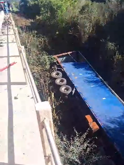 Caminhão cai de ponte na BR-153