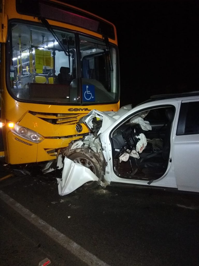 Camioneta e ônibus colidem na SC-283 em Chapecó, na saída para Seara