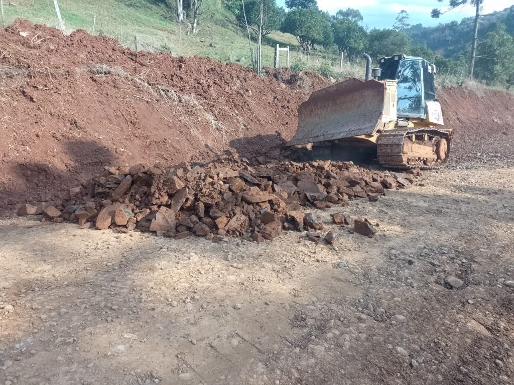 Seguem os trabalhos na estrada em Água Bonita