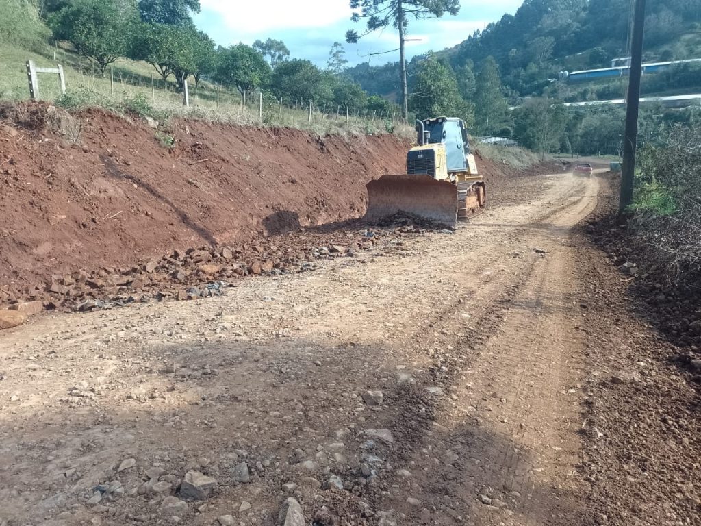 Seguem os trabalhos na estrada em Água Bonita