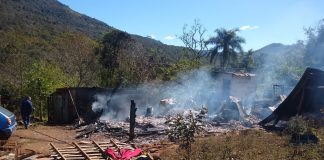 Incêndio destrói residência no interior de Chapecó