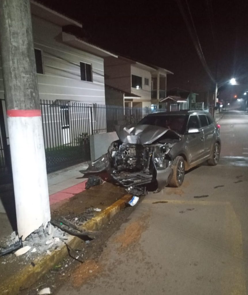 Veículo colide em poste no bairro Itaíba em Concórdia
