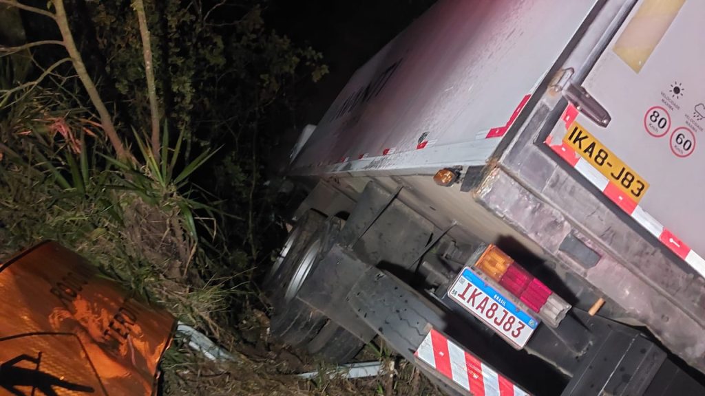 Caminhão sai da pista na SC-155 em Seara