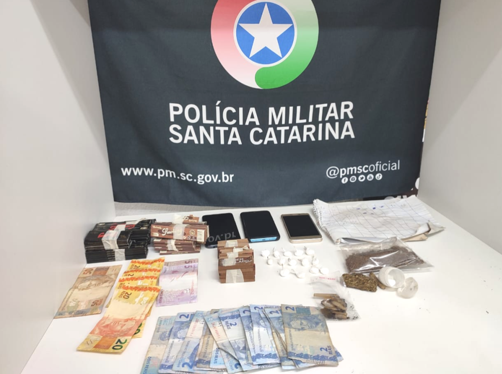 Mulher é presa por tráfico de drogas e corrupção de menores