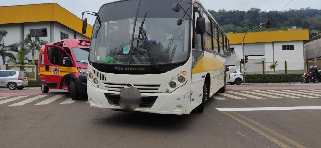 Homem fica ferido ao ser atropelado por ônibus em Saudades