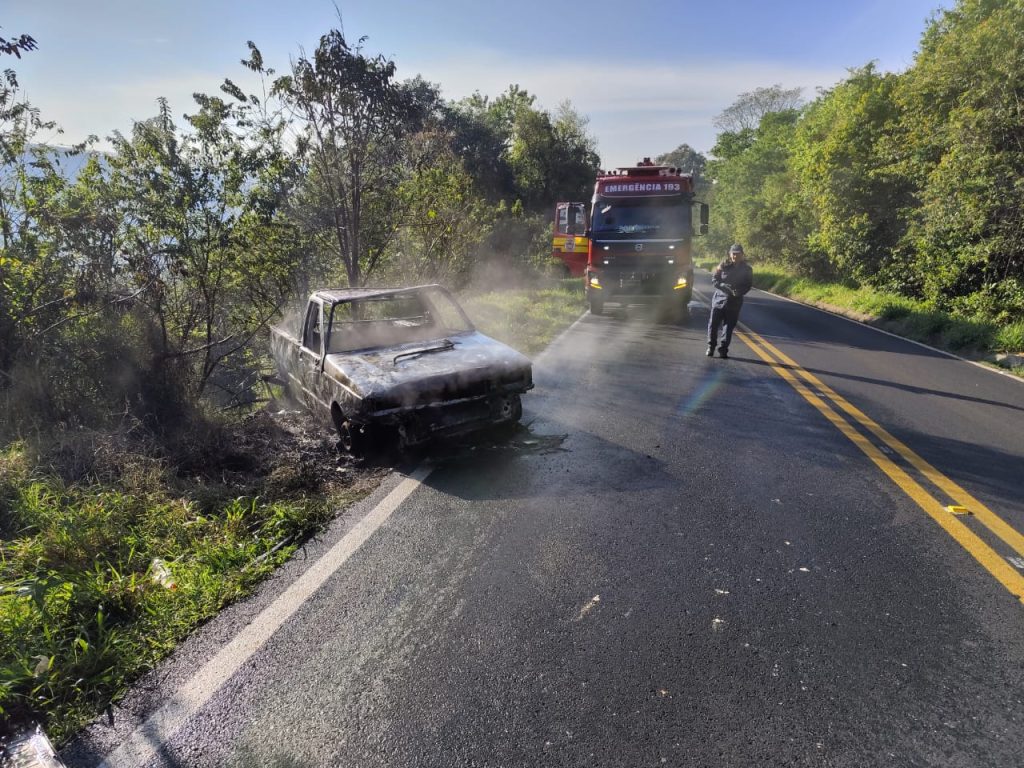 Incêndio destrói veículo na SC-283 em Planalto Alegre