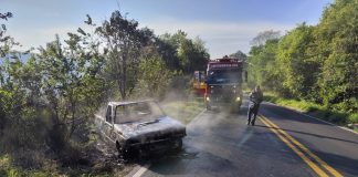Incêndio destrói veículo na SC-283 em Planalto Alegre