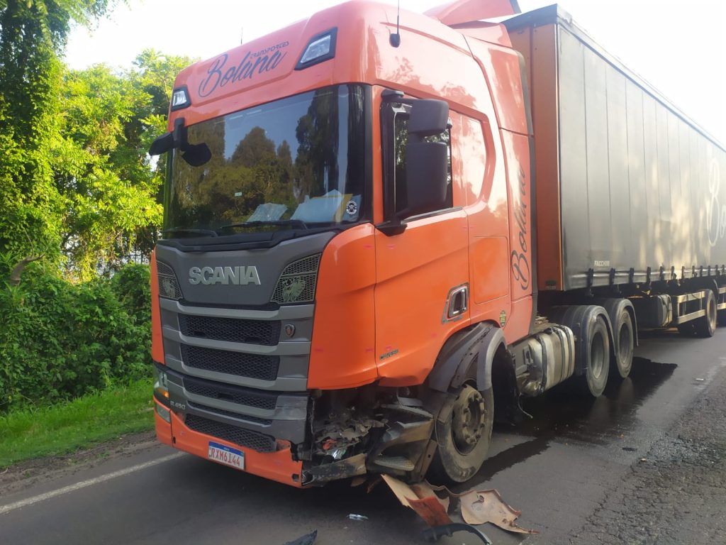 Colisão frontal deixa motorista gravemente ferido na BR-153