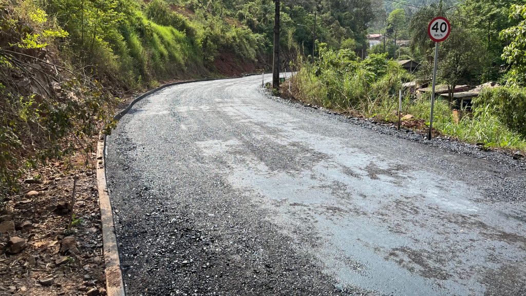 Seguem os trabalhos para asfaltamento na rua Concórdia