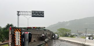 Liberado o trânsito após caminhão tombar no Goio-Ên, em Chapecó