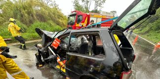 Mulher fica encarcerada em colisão frontal entre carro e caminhão em Cordilheira Alta