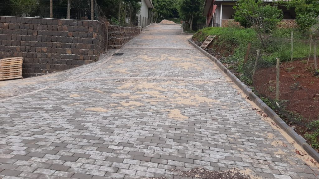 Concluída a pavimentação em pavers na rua F em Seara