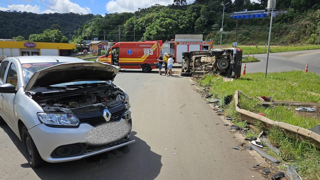 Colisão entre dois carros no entroncamento das SC's 283 e 155
