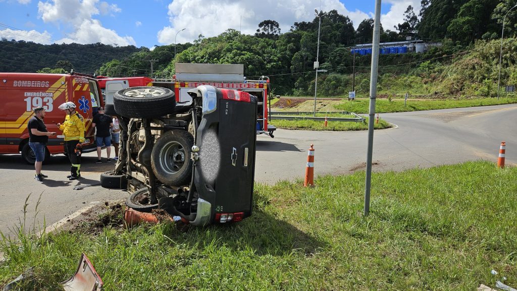 Colisão entre dois carros no entroncamento das SC's 283 e 155