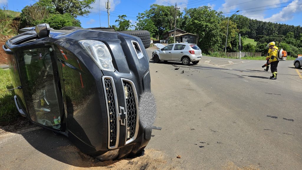 Colisão entre dois carros no entroncamento das SC's 283 e 155