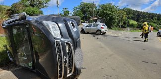 Colisão entre dois carros no entroncamento das SC's 283 e 155