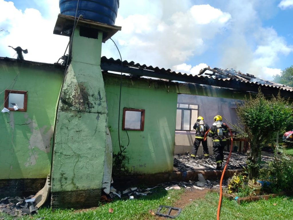 Residência fica parcialmente destruída após incêndio em Anchieta, no Oeste de SC