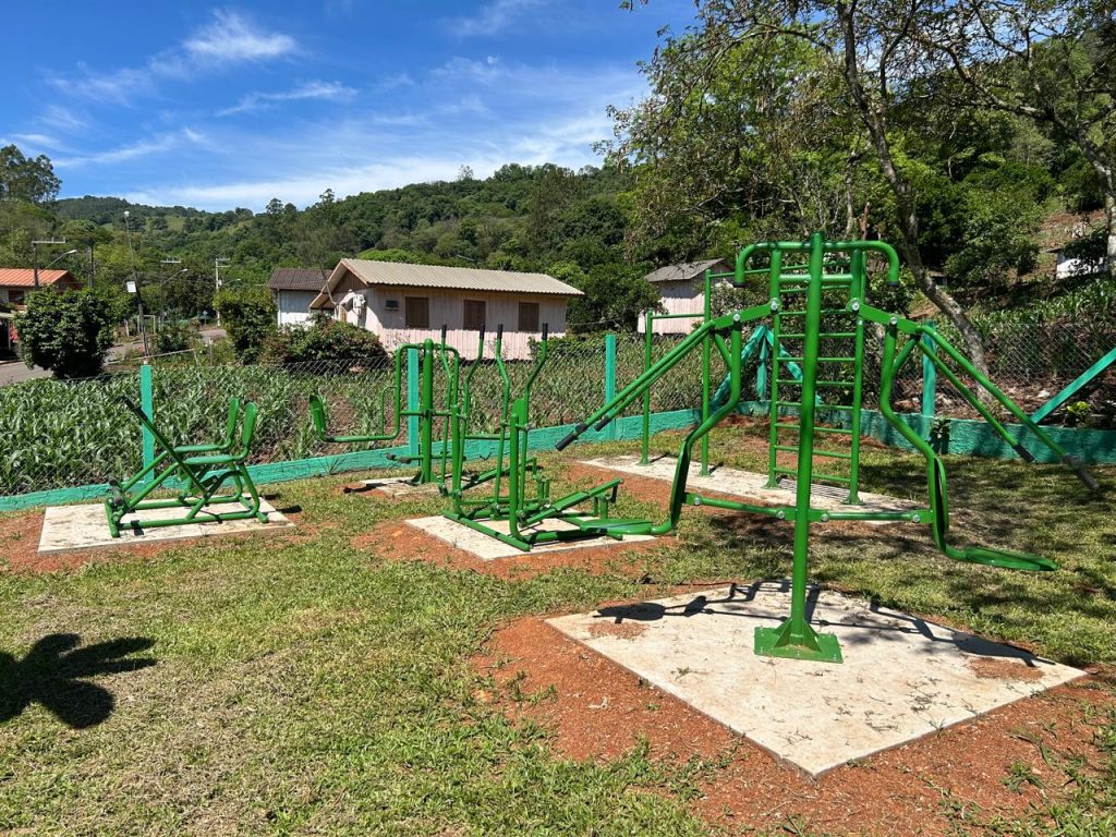 Academia ao ar livre e parque infantil concluídos em Caraíba