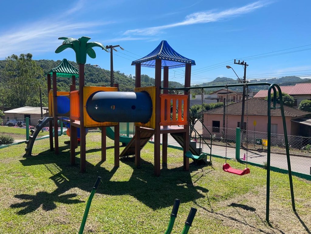 Academia ao ar livre e parque infantil concluídos em Caraíba