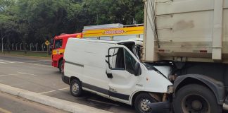 Colisão deixa motorista preso às ferragens em Maravilha