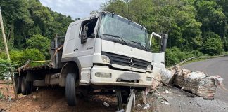 Caminhão sai da pista na SC-283 em Arvoredo
