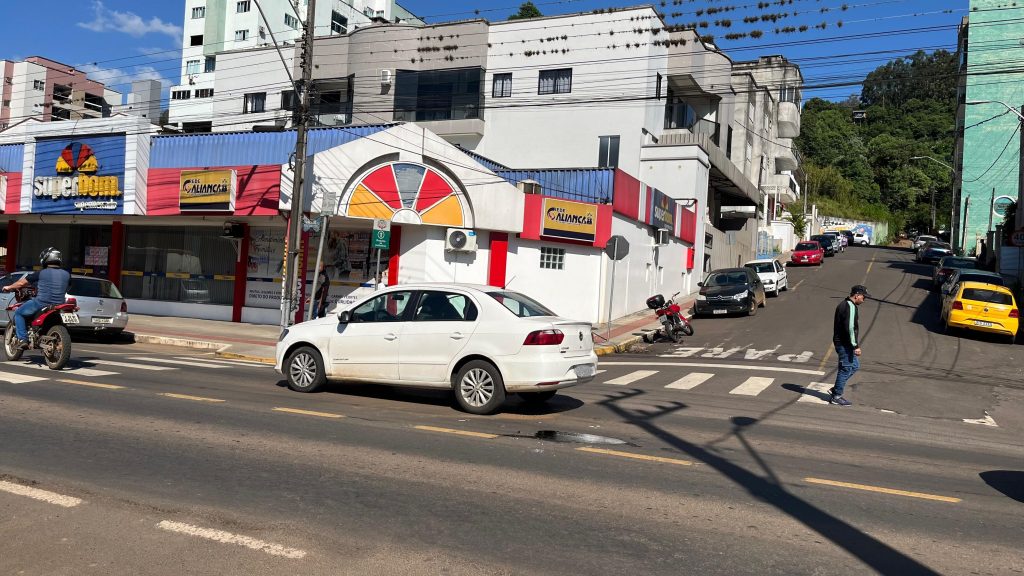 Carro e moto colidem na avenida Herculano Zanuzzo em Seara