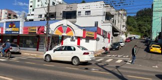 Carro e moto colidem na avenida Herculano Zanuzzo em Seara