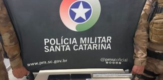 PM encontra mais de R$ 7 mil e apreende armas e drogas em Herval d'Oeste