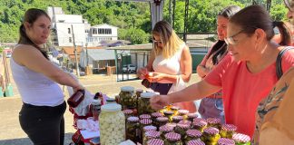 Feira regional da agricultura familiar ocorre na praça do bairro São João