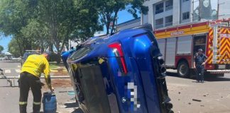 BMW fica lateralizada em acidente na avenida Getúlio Vargas em Chapecó