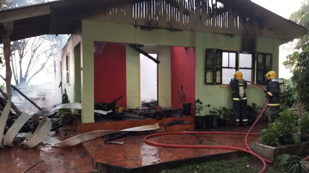 Incêndio destrói residência em Nova Erechim