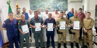 Policiais e bombeiros que salvaram jovem de afogamento em Itá recebem moção de aplausos