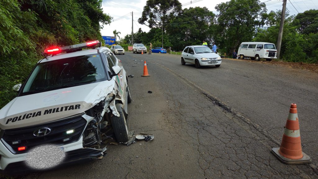Colisão entre viatura da PM e camionete na SC-283 em Seara