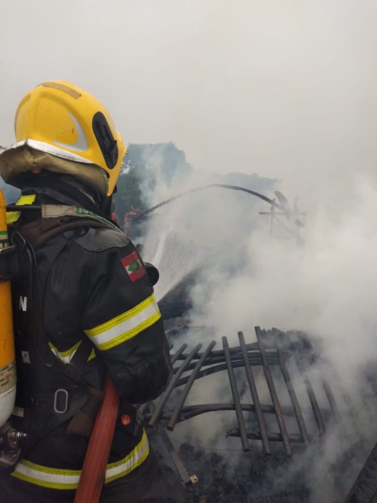 Incêndio destrói galpão em Guaraciaba