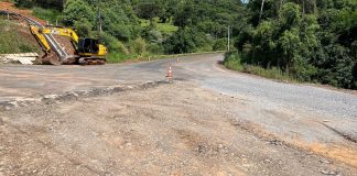 Iniciado o reparo na curva da SC-155 em linha Bernardi