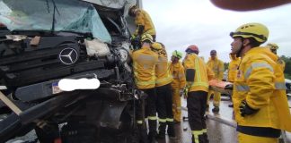 Acidente entre caminhão e carreta deixa condutor ferido na BR-282