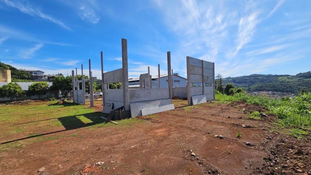 Seguem as obras do Centro Educacional de Inovação e Tecnologia